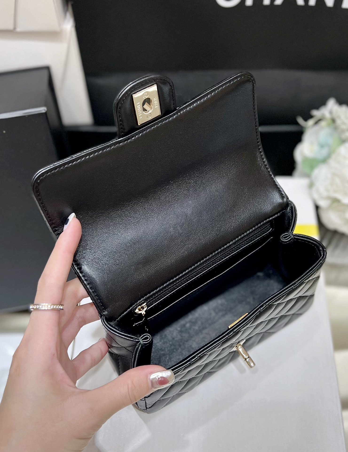 Túi Xách Chanel AP4023 Màu Đen 