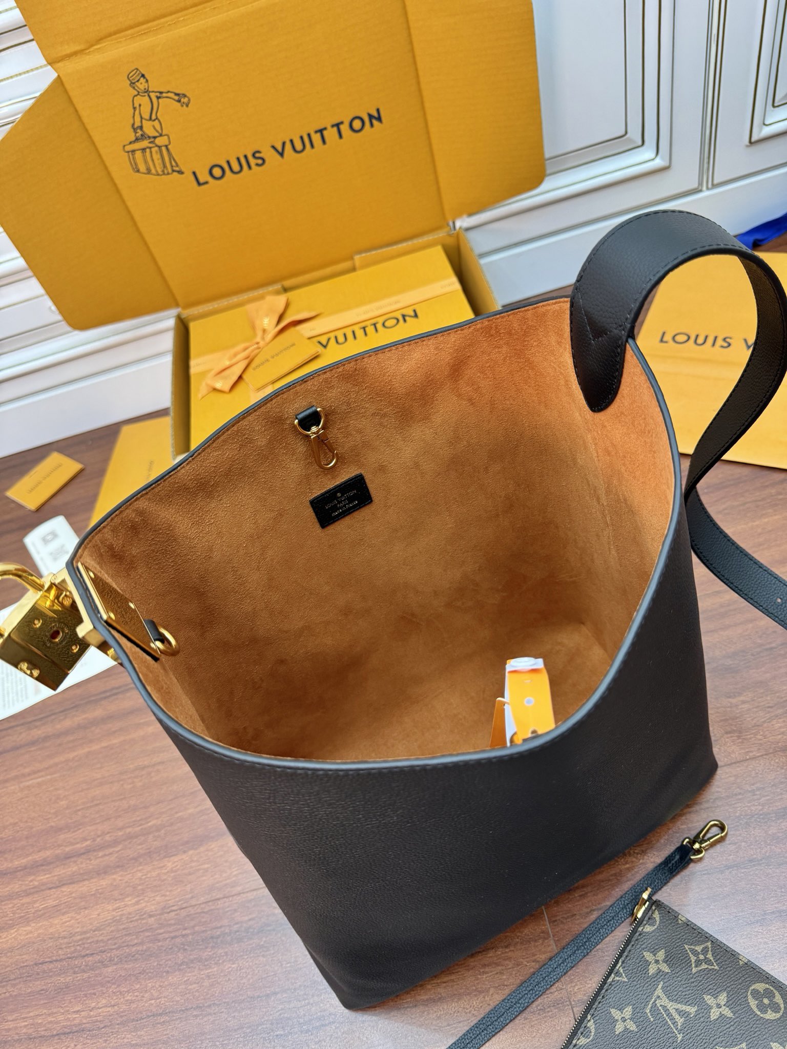 Túi Xách Nữ Louis Vuitton Low Key Hobo MM M24856