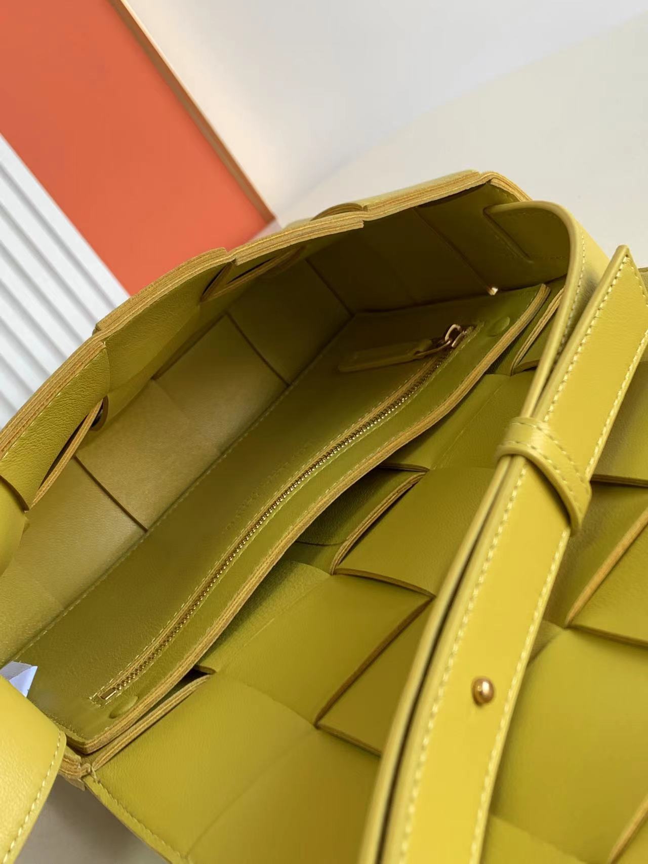 Bottega Veneta Cassette Màu vàng 