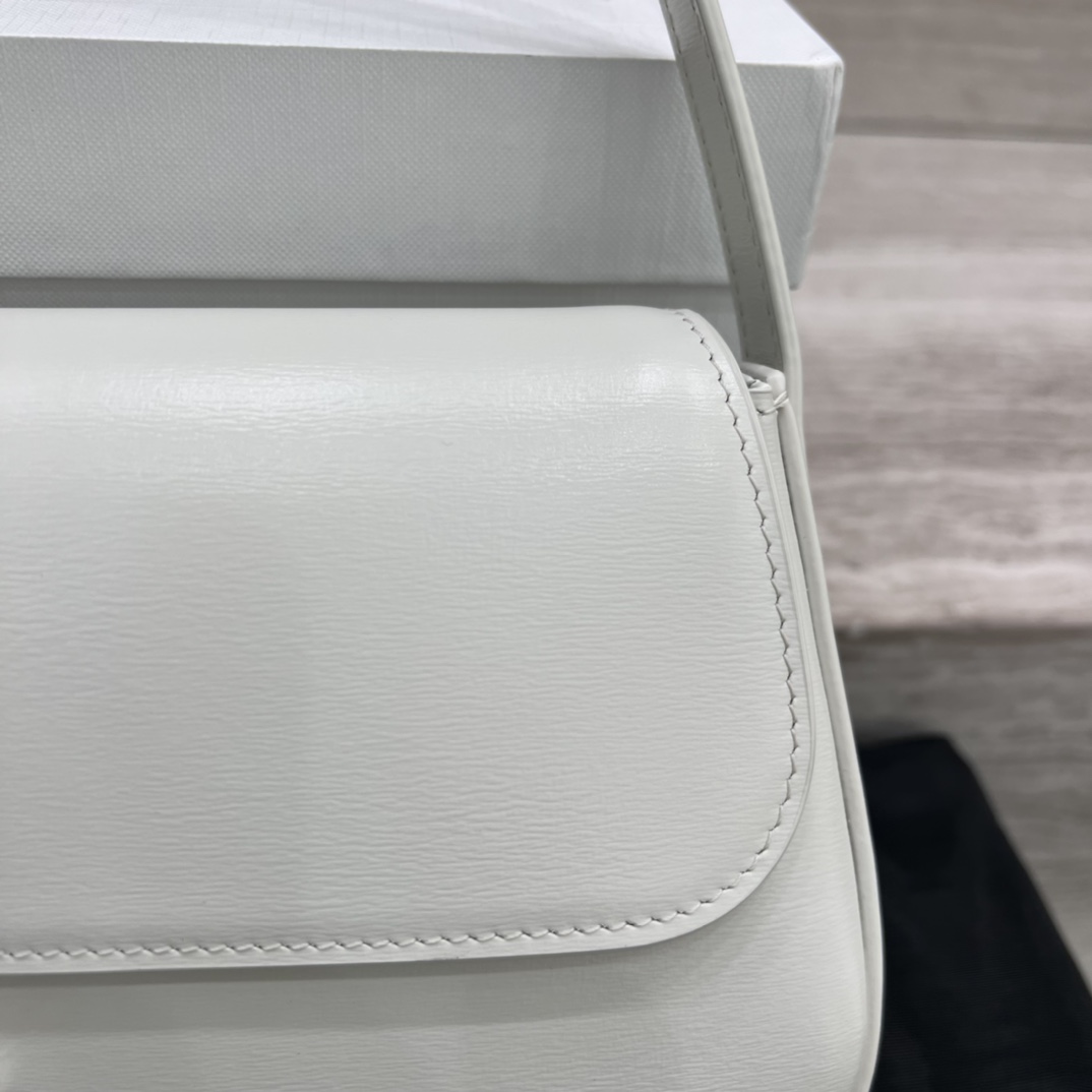 Túi Xách Celine Lola Triomphe 115532 Màu Trắng 