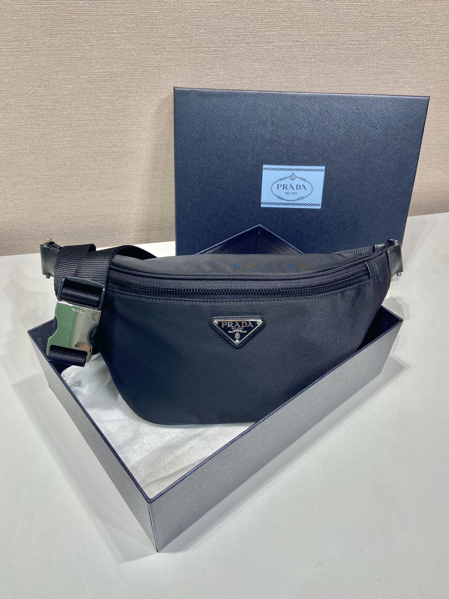 Túi đeo lưng Prada 2Vl033A màu đen 