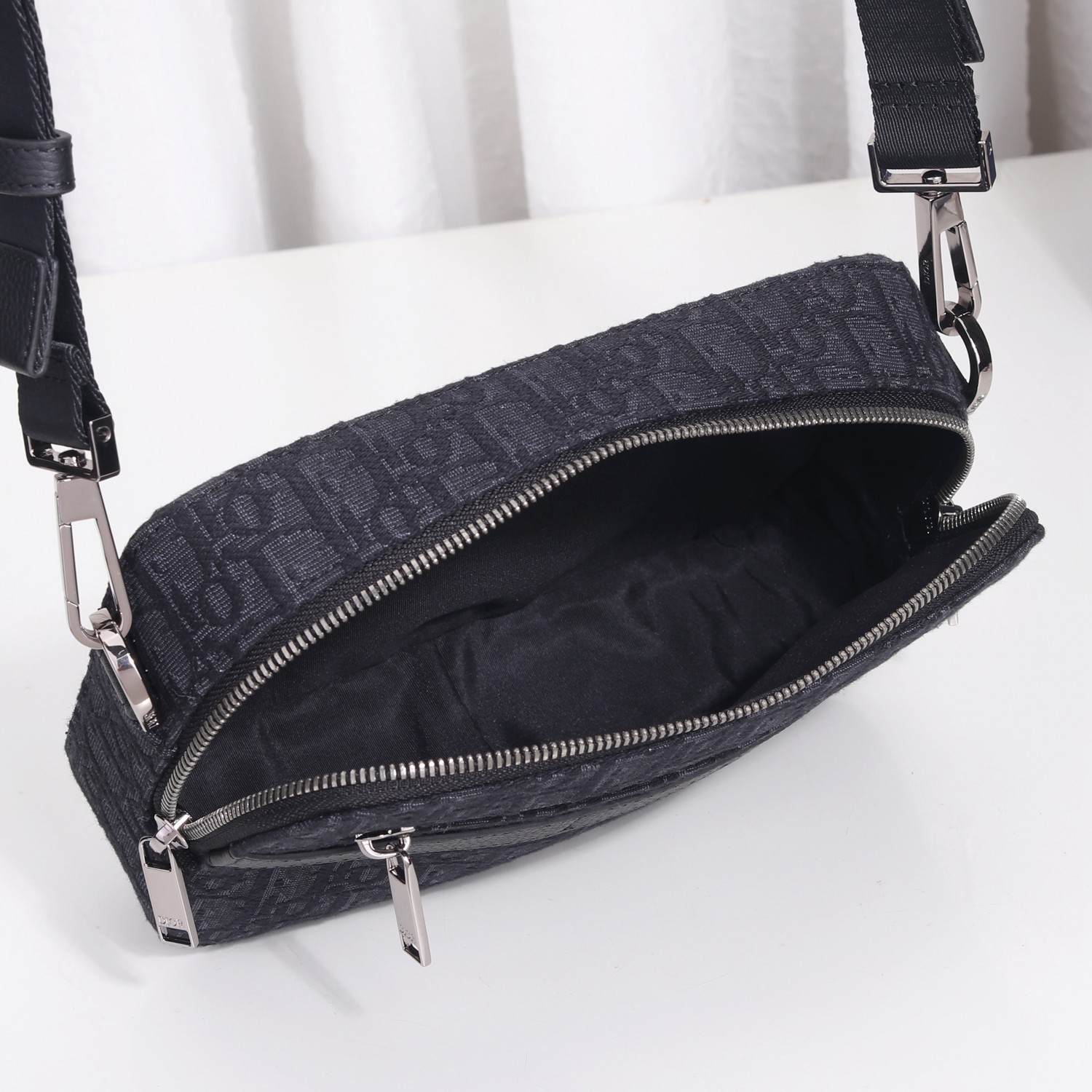 Túi Xách Nam Dior Safari Màu Đen 9854