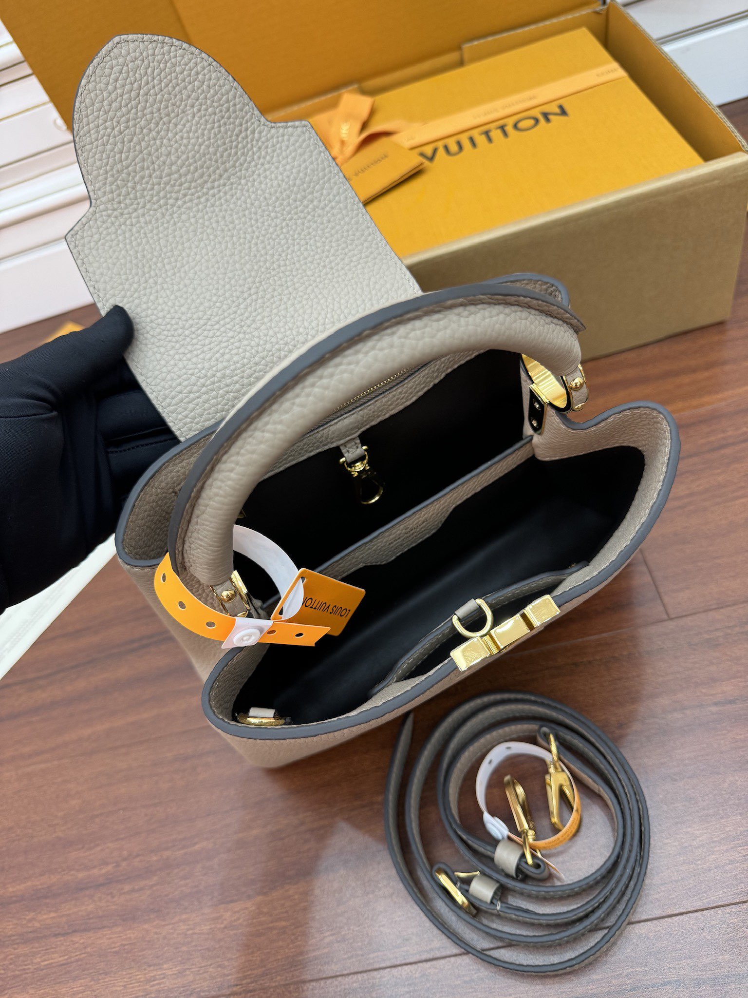 Túi xách Sac Capucines BB m94634