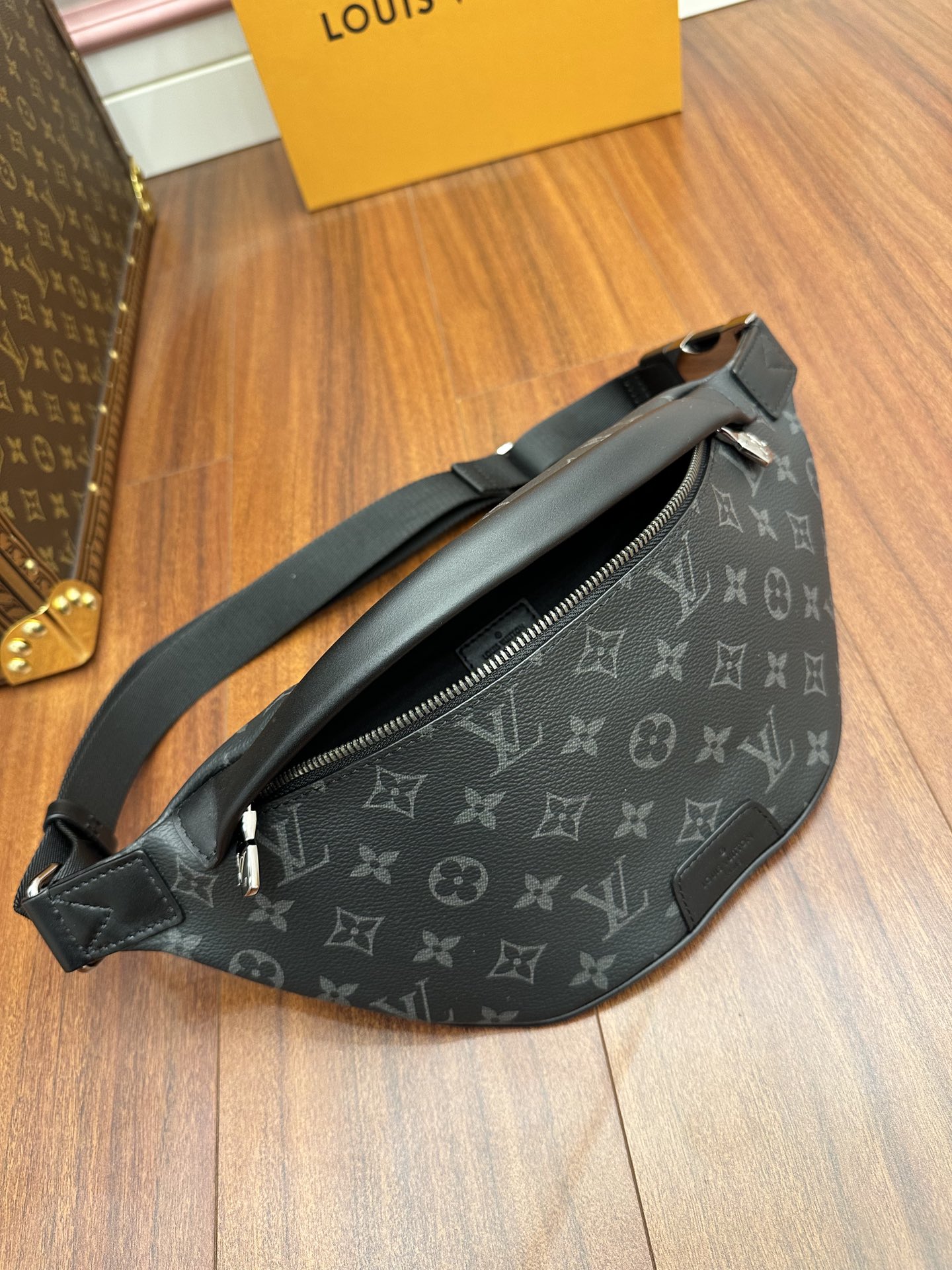 Túi Đeo Hông Louis Vuitton Discovery PM M46035