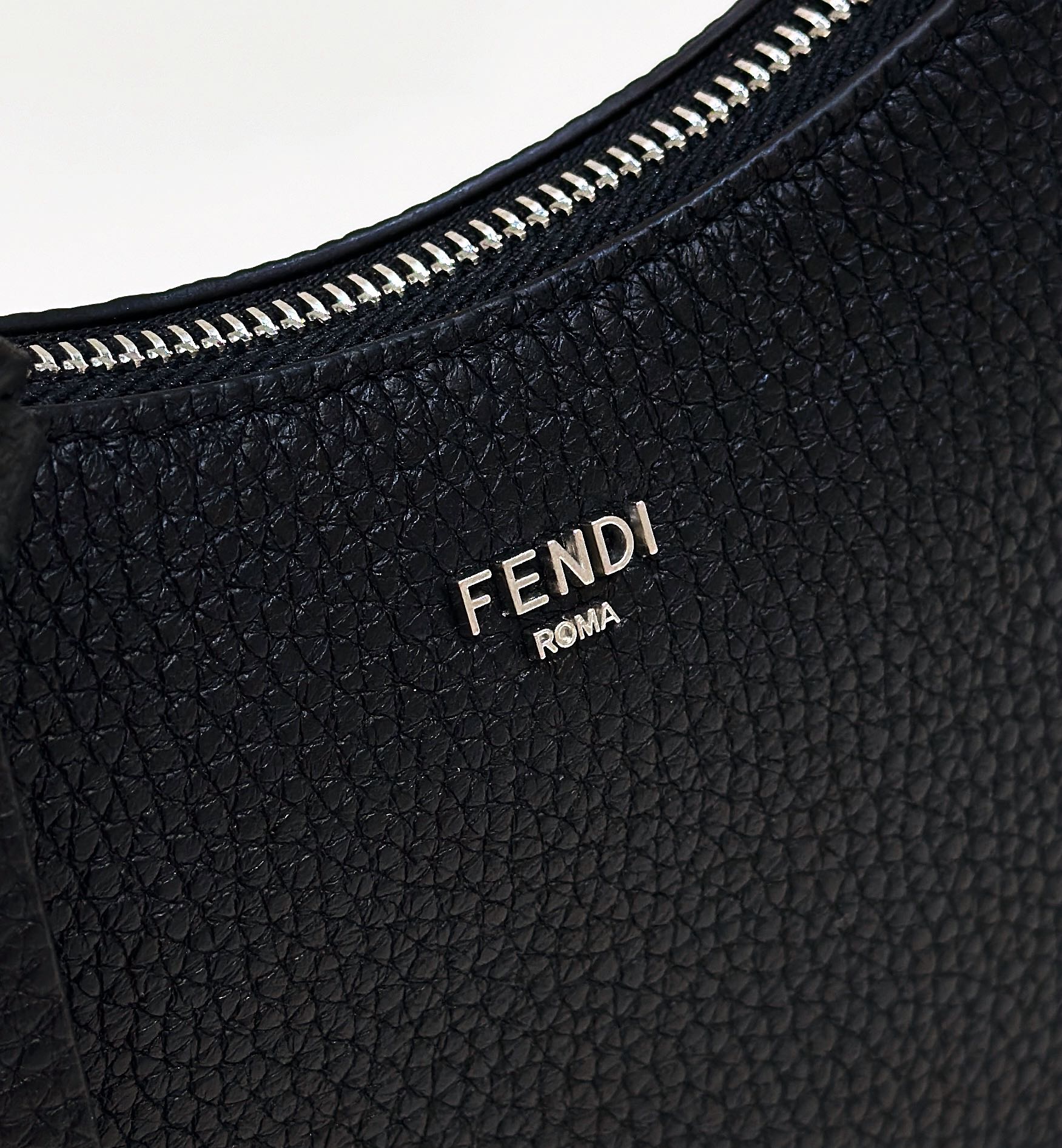 TÚI XÁCH NỮ BASIC FENDI 80165 