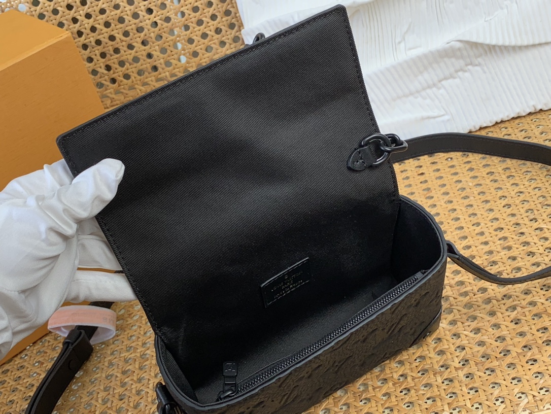 Túi Đeo Chéo Louis Vuitton LV Steamer Wearable Wallet M81746 Màu Đen