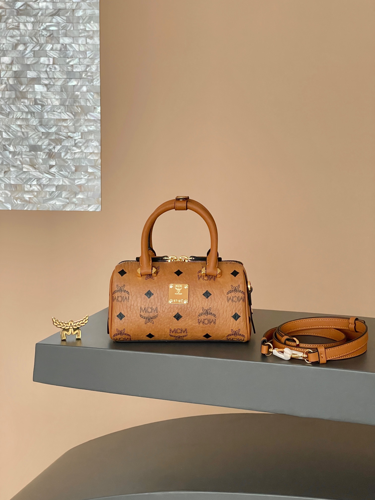 MCM AREN ESSENTIAL 03CO001 (BROWN)