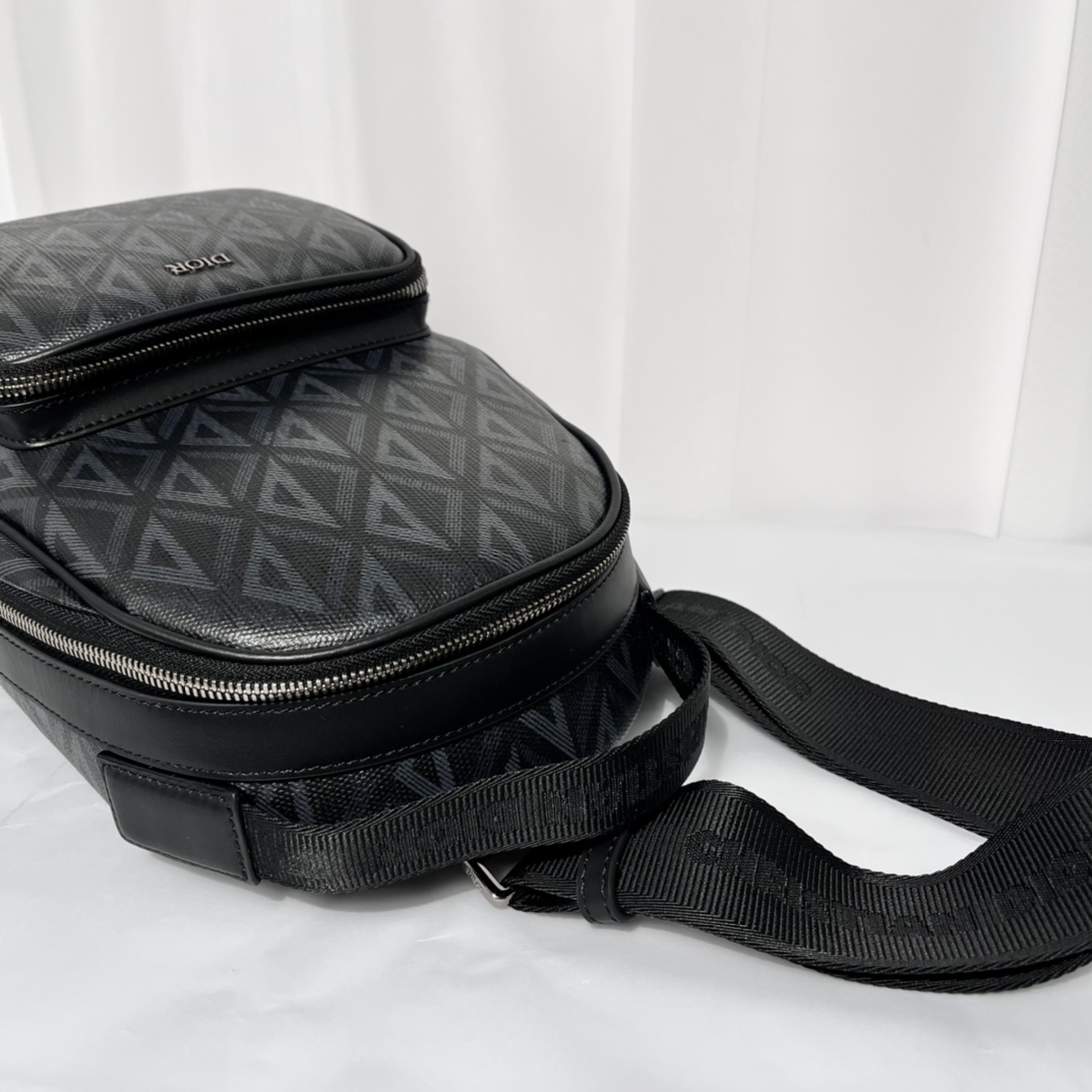 Túi Đeo Chéo Nam Dior Diamond Màu Đen 9927
