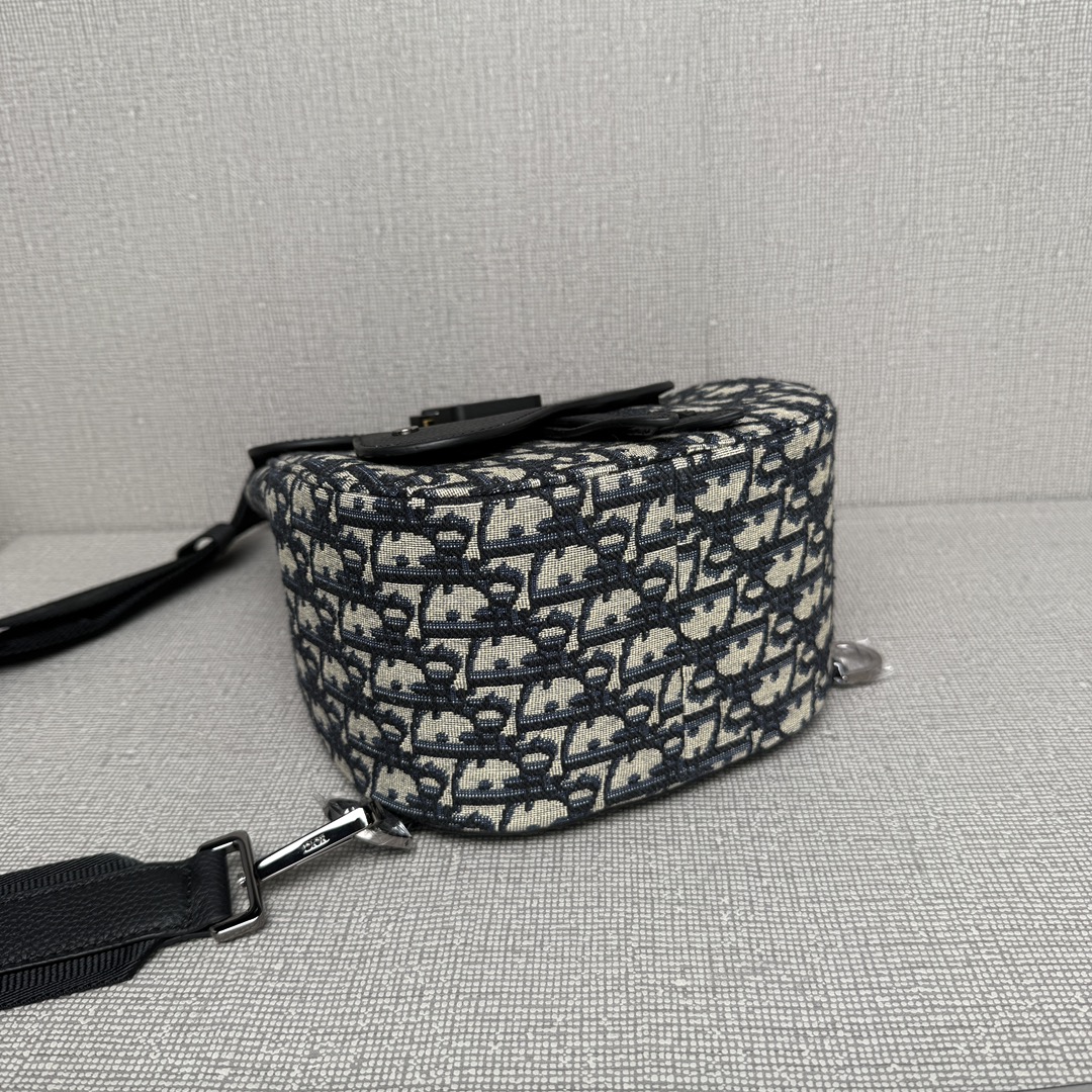 Túi đeo chéo Nam Dior Oblique 9224 màu trắng 
