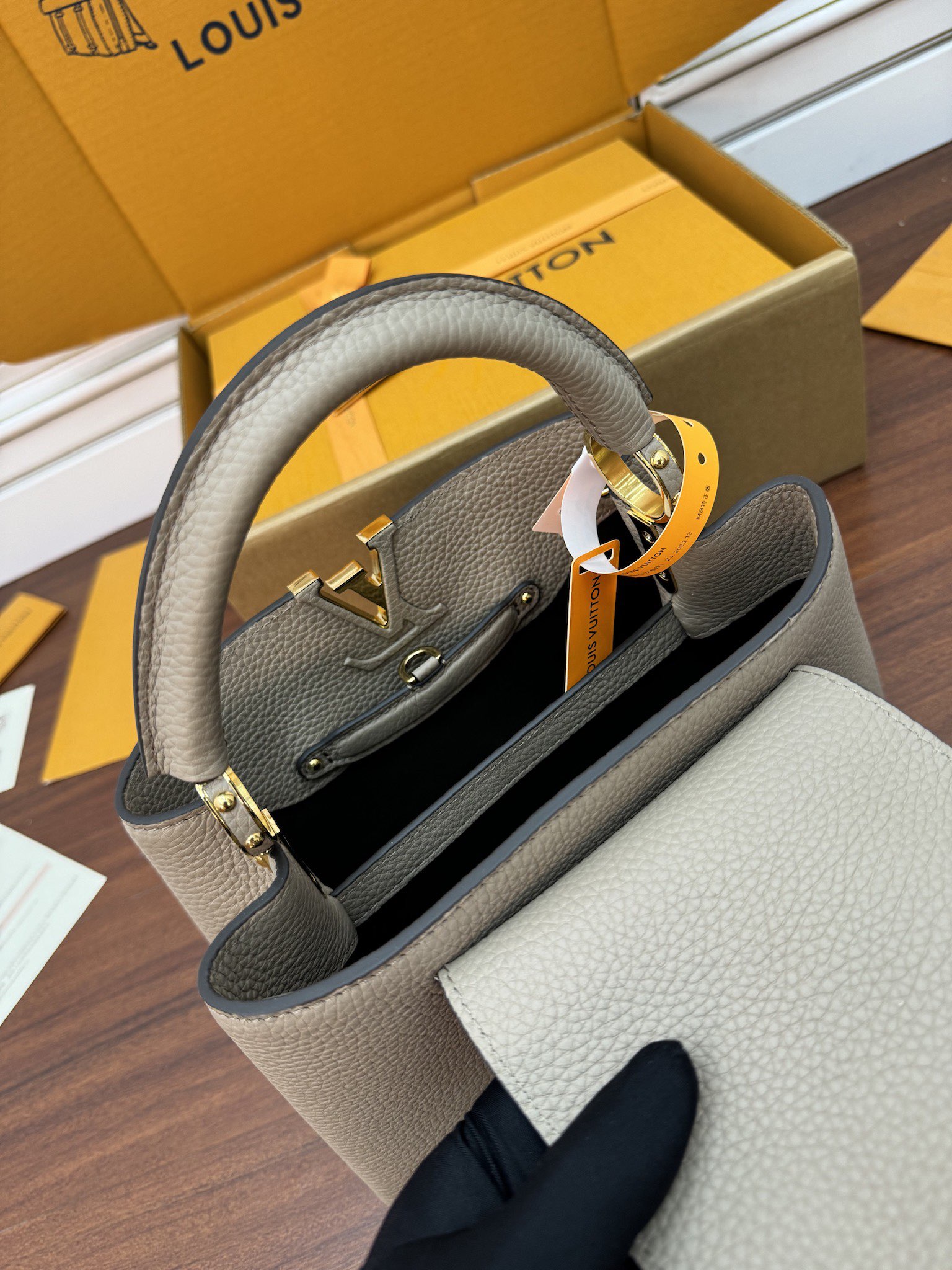 Túi xách Sac Capucines BB m94634