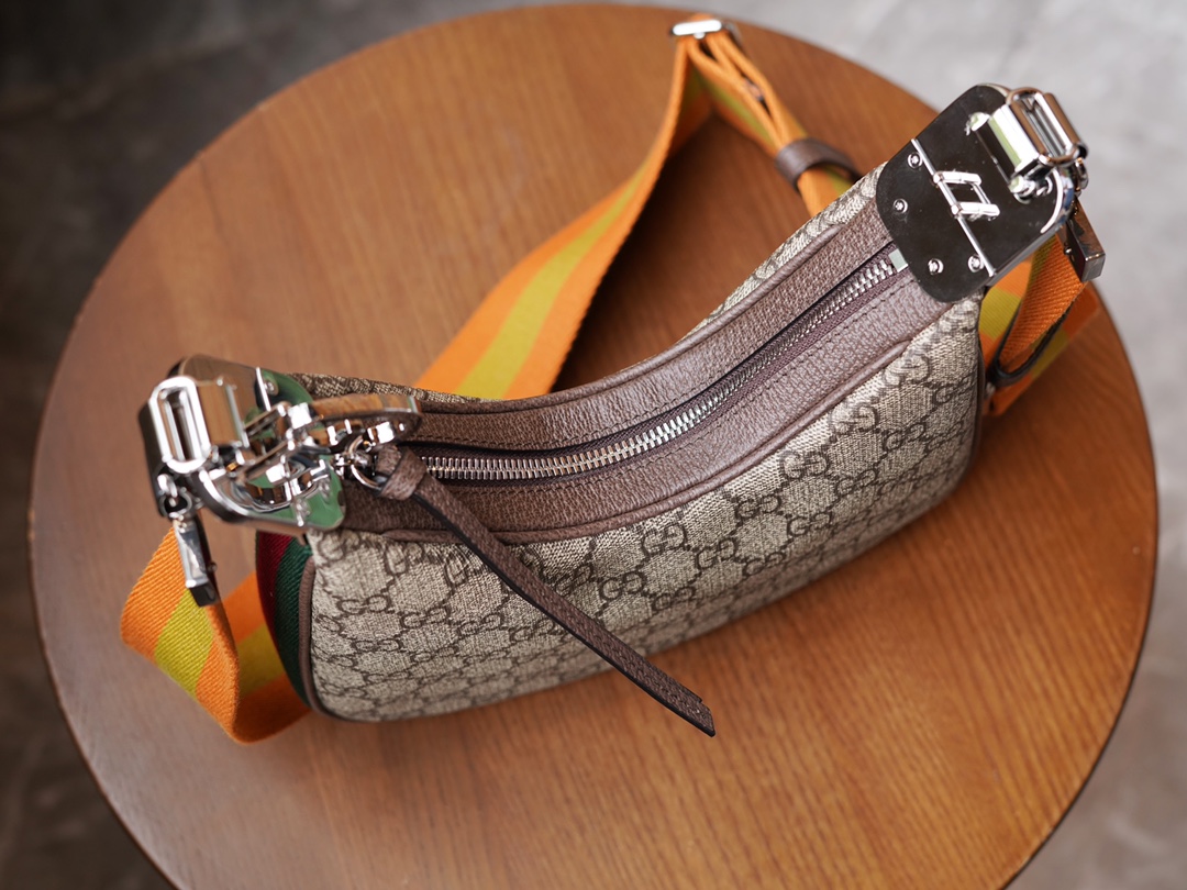 Sac à épaule Gucci Attache petite taille 699409 (logo) 