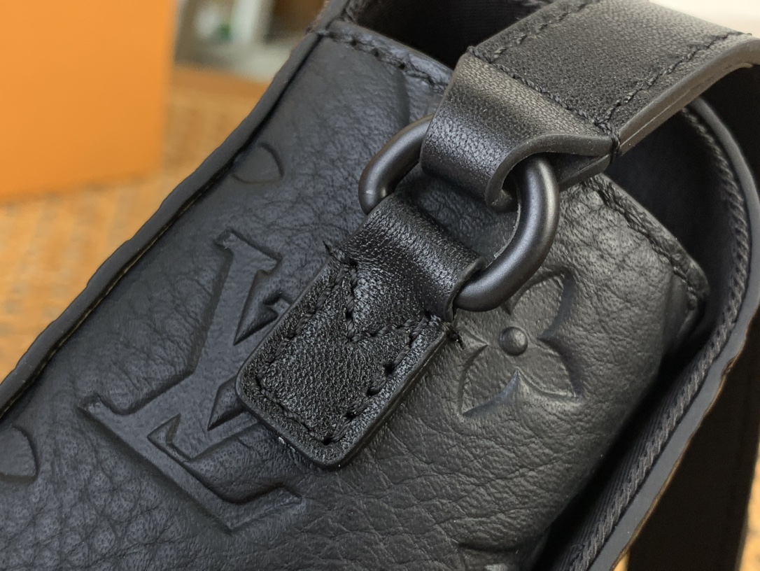 Túi Đeo Chéo Louis Vuitton LV Steamer Wearable Wallet M81746 Màu Đen