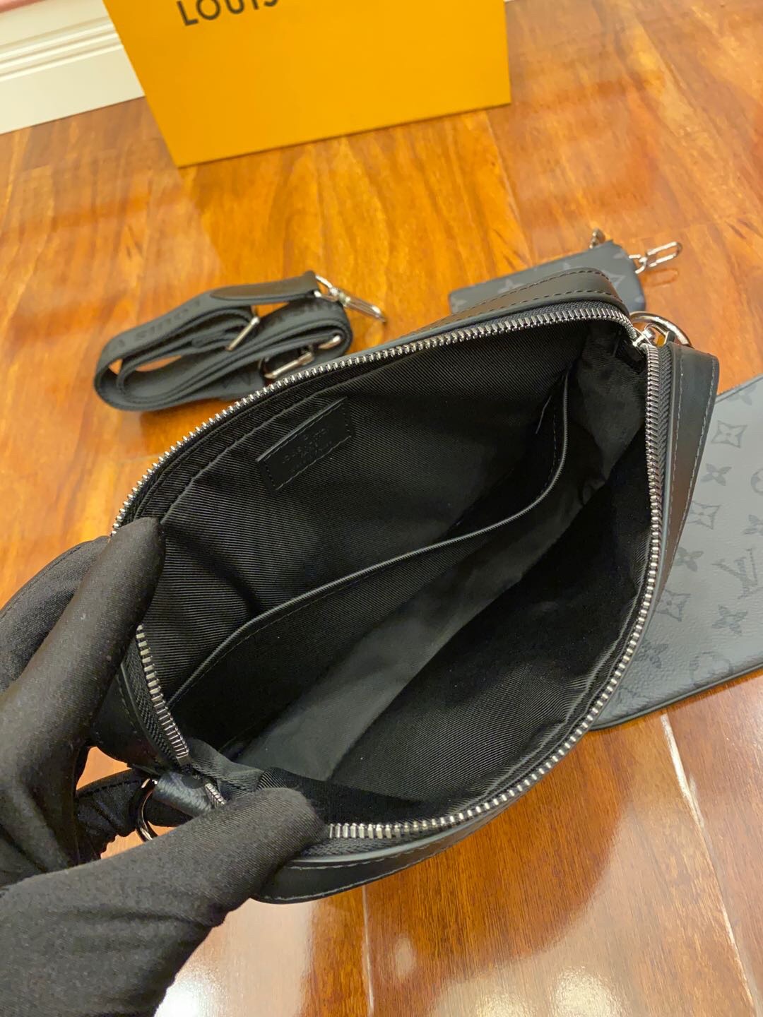 Túi Nam Louis Vuitton Trio Messenger M69443