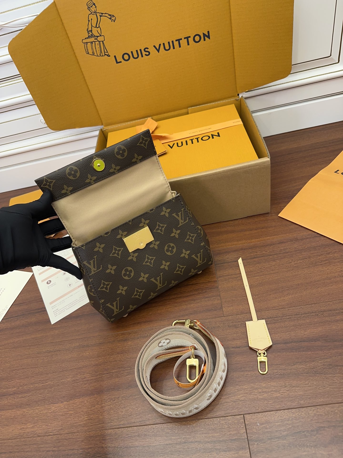Túi Đeo Chéo Nữ Louis Vuitton LV Cluny Mini M46055 Màu Nâu