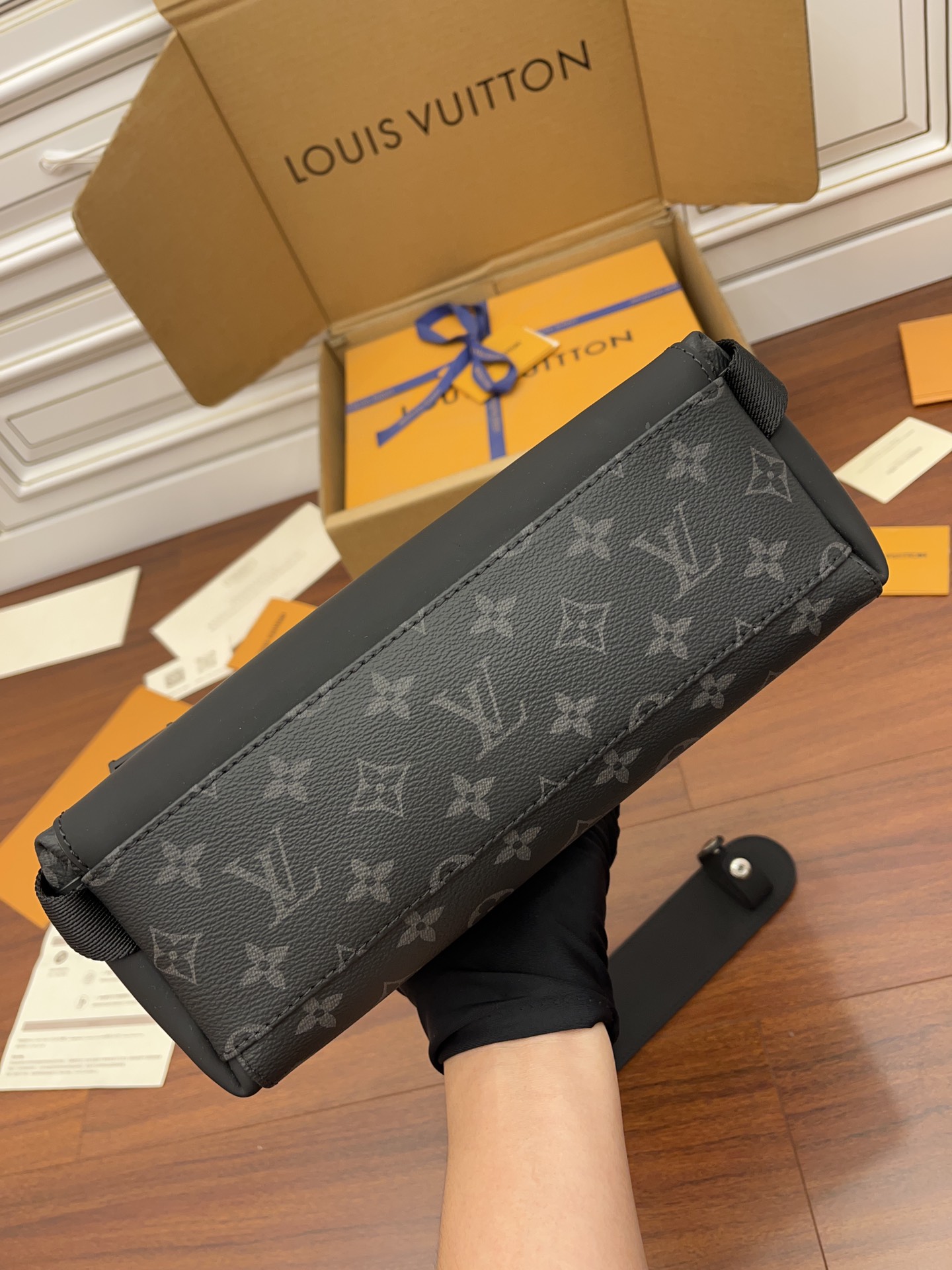 Túi xách Sac Messenger PM VoyagerM40511