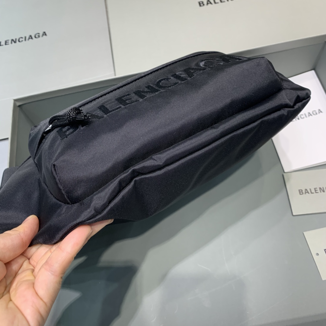 Túi đeo hông BALENCIAGA màu đen 180613