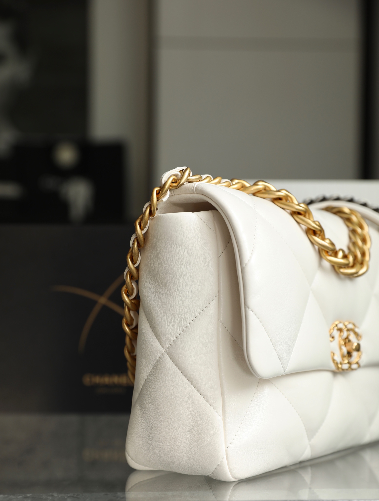 Túi xách Channel C19 bag trắng 