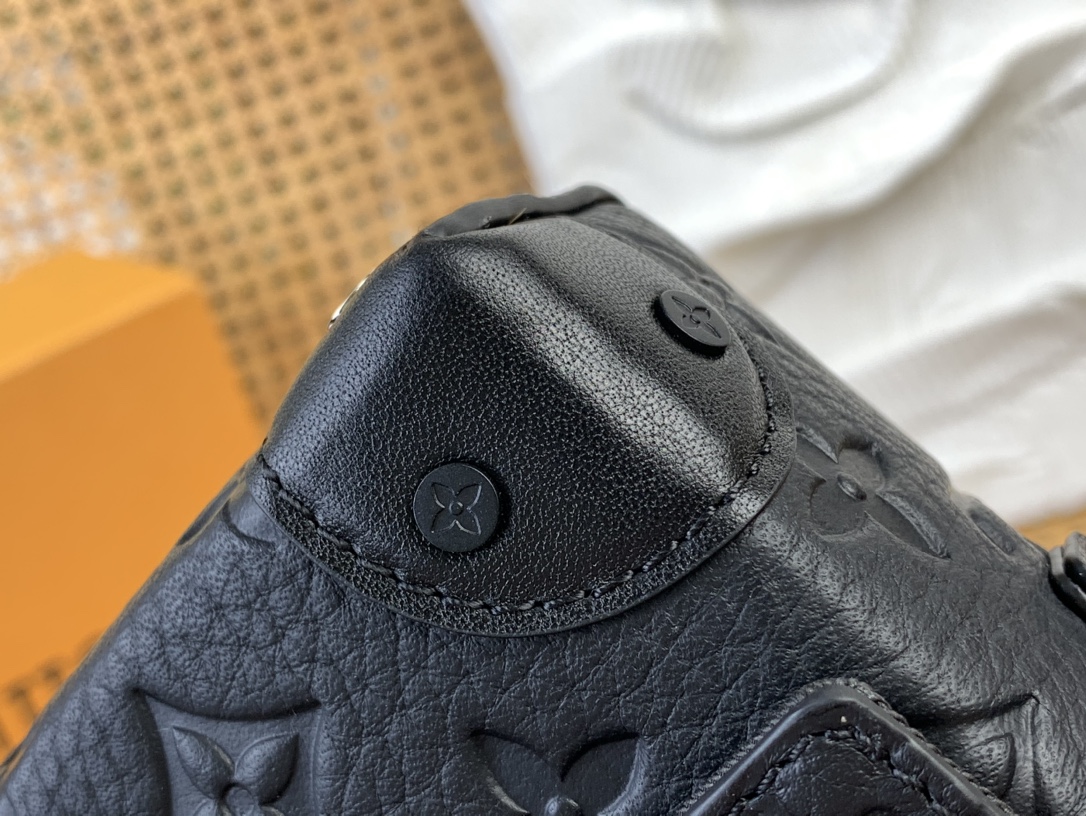 Túi Đeo Chéo Louis Vuitton LV Steamer Wearable Wallet M81746 Màu Đen